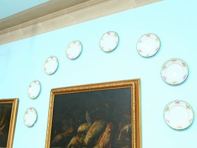 Serie di Otto Piatti Decorativi in Porcellana