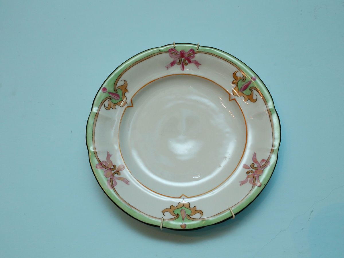 Serie di Otto Piatti Decorativi in Porcellana