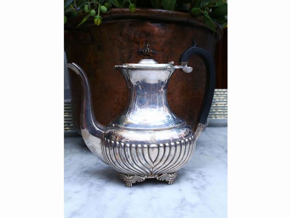 Silver coffee pot, London 1909