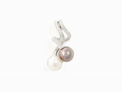 Pendente Leo Pizzo in Oro Bianco con Diamanti e Perle Coltivate