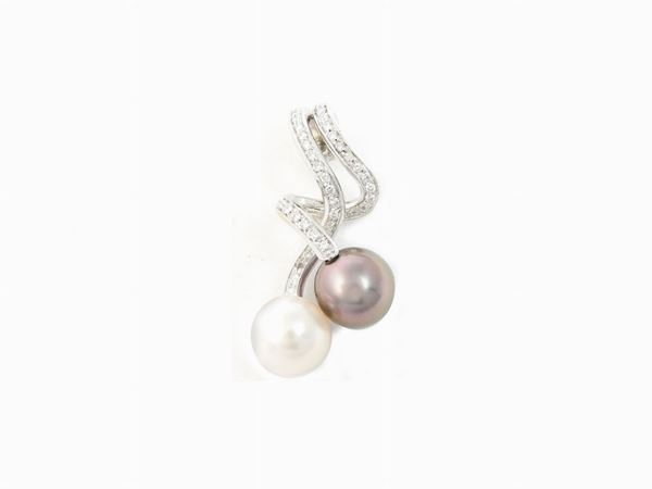 White gold Leo Pizzo pendant with diamonds and cultured pearls