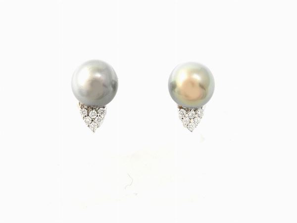 White gold earrings with diamonds and Thaitian cultured pearls