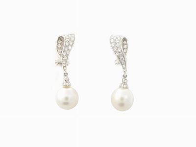 Orecchini Pendenti in Oro Bianco con Diamanti e Perle Coltivate Akoya