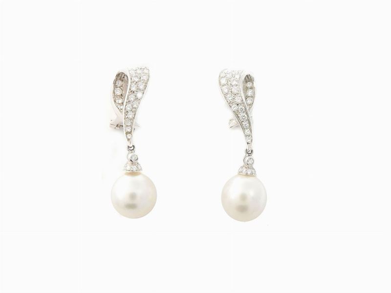 Orecchini Pendenti in Oro Bianco con Diamanti e Perle Coltivate Akoya
