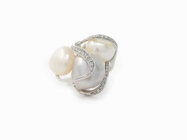 Anello in oro bianco con diamanti e perle coltivate barocche