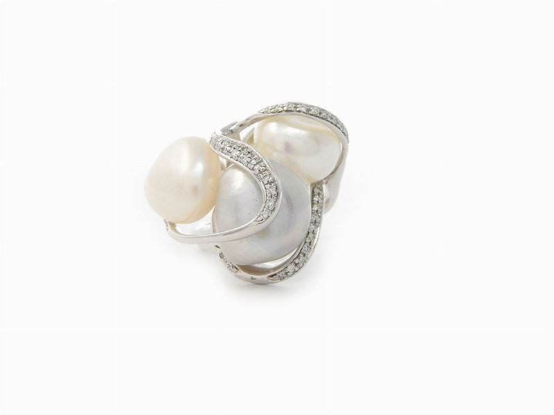 Anello in Oro Bianco con Diamanti e Perle Coltivate Barocche