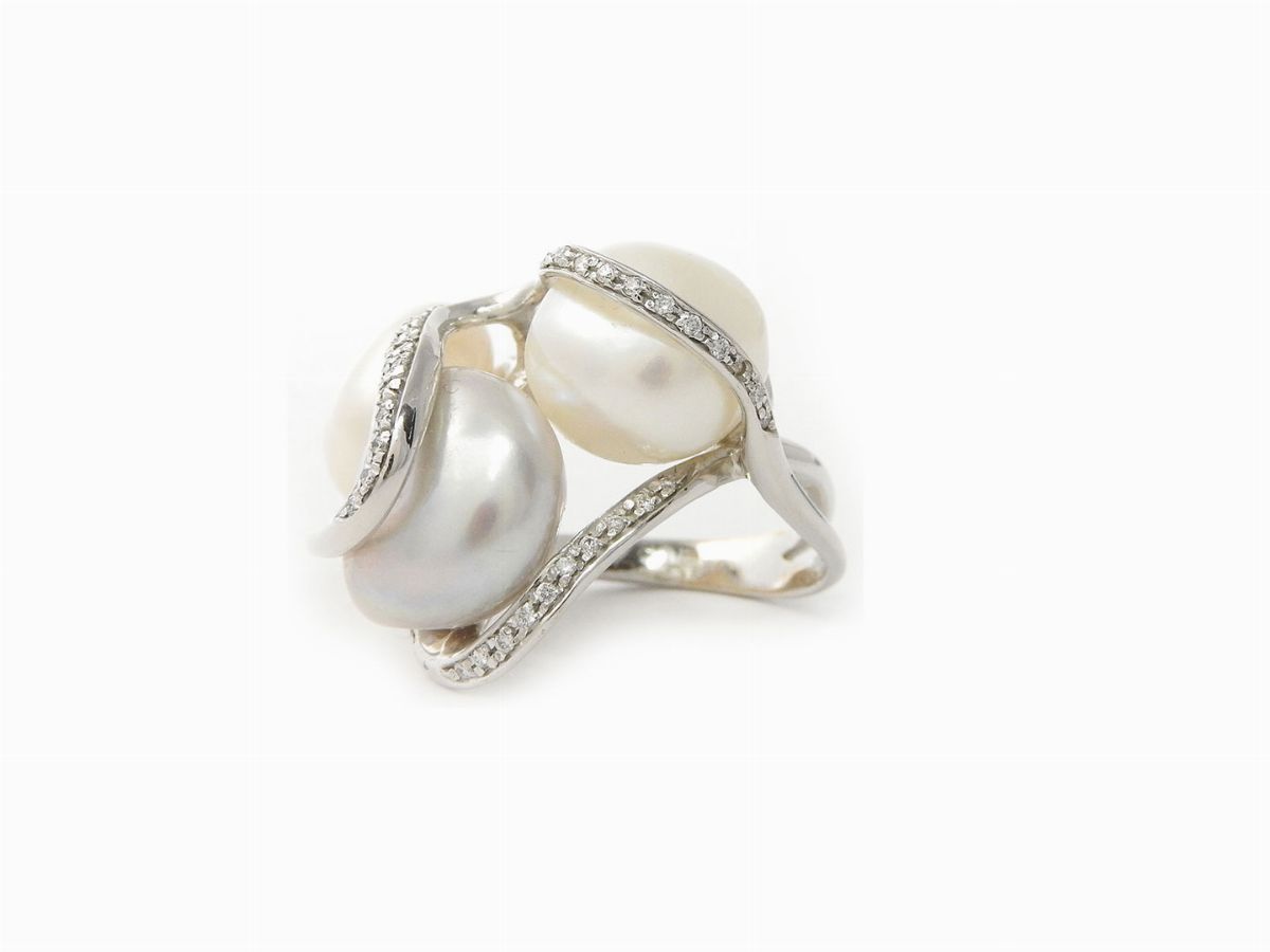 Anello in Oro Bianco con Diamanti e Perle Coltivate Barocche