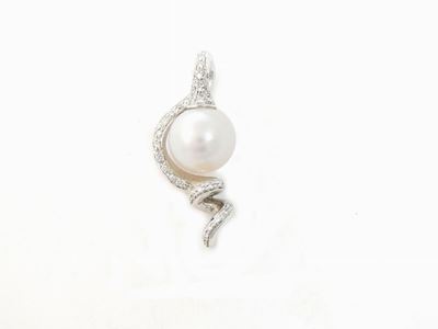 Pendente in Oro Bianco con Diamanti e Perla Coltivata South Sea