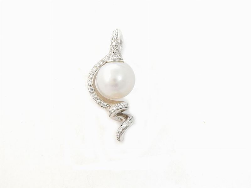 Pendente in Oro Bianco con Diamanti e Perla Coltivata South Sea