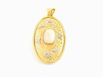 Pendente in Oro Giallo con Diamanti, Corallo Rosa e Smalti Rosa