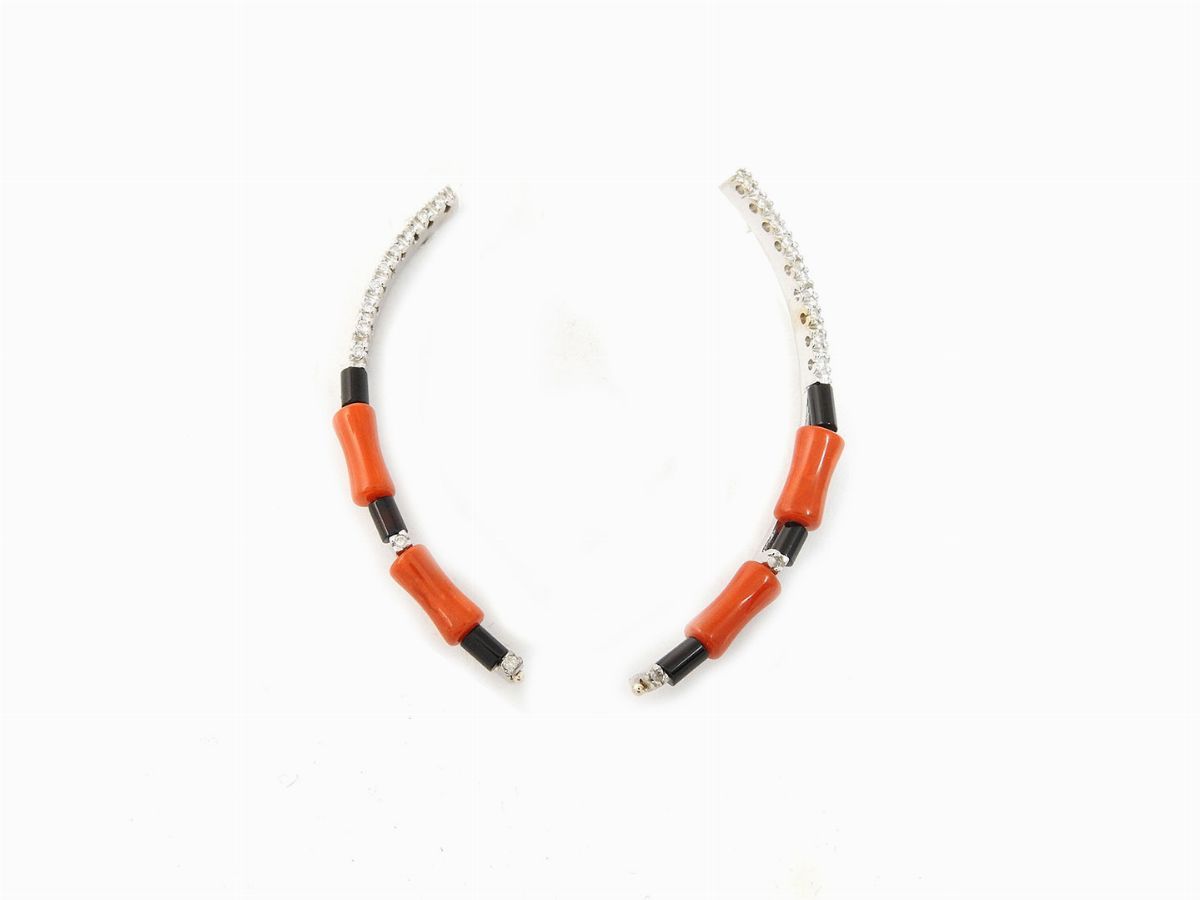 Demi Parure, Collana e Orecchini Pendenti in Oro Bianco con Diamanti, Corallo Rosso e Onice