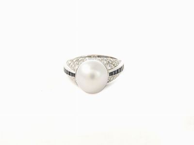 Anello a Fascia Leo Pizzo in Oro Bianco con Diamanti, Zaffiri e Perla Coltivata