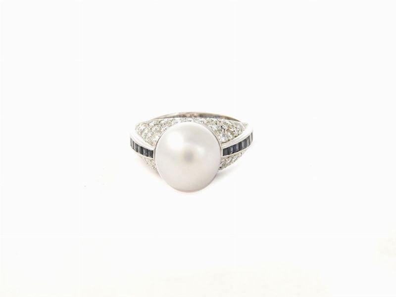 Anello a Fascia Leo Pizzo in Oro Bianco con Diamanti, Zaffiri e Perla Coltivata