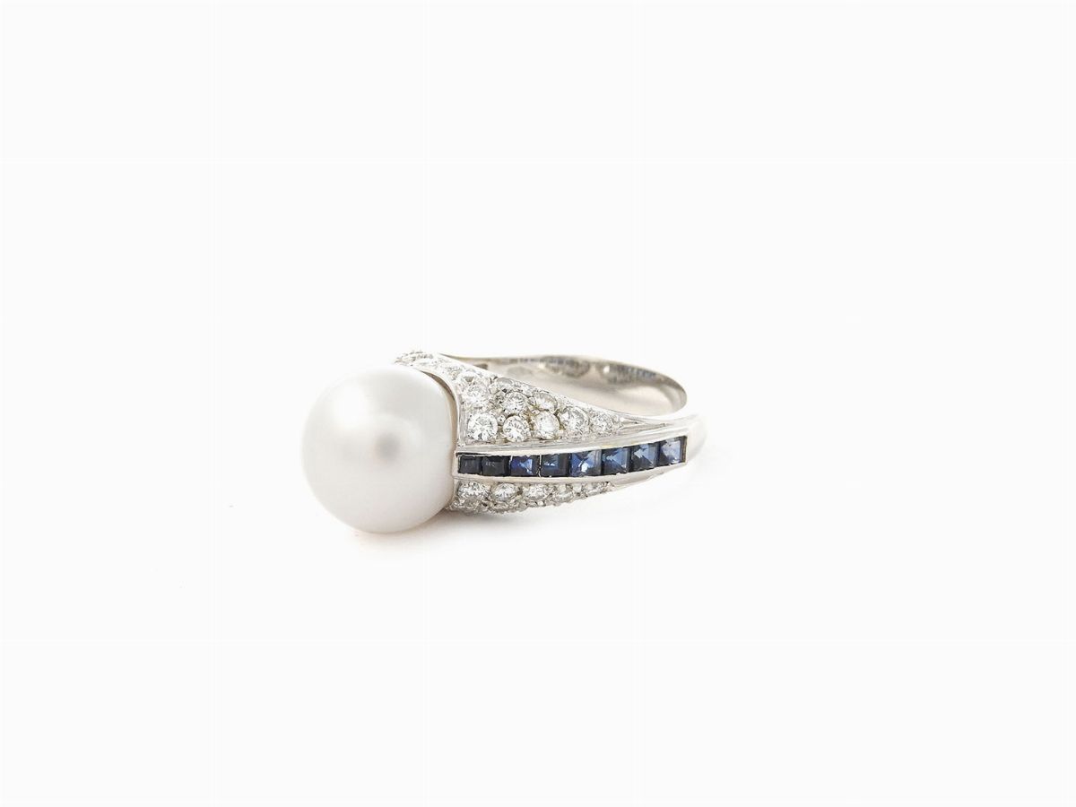 Anello a Fascia Leo Pizzo in Oro Bianco con Diamanti, Zaffiri e Perla Coltivata