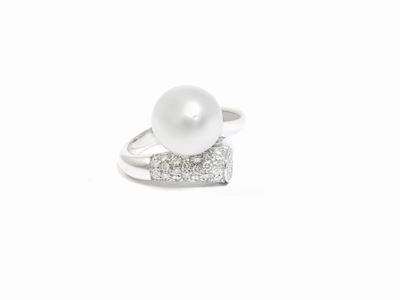 Anello in Oro Bianco con Diamanti e Perla Coltivata