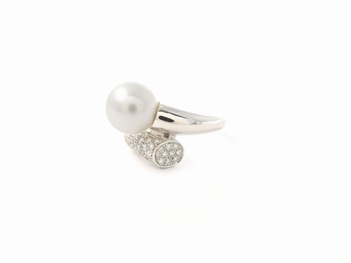 Anello in Oro Bianco con Diamanti e Perla Coltivata