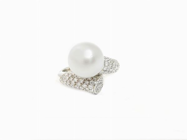 Anello in oro bianco con diamanti e perla coltivata