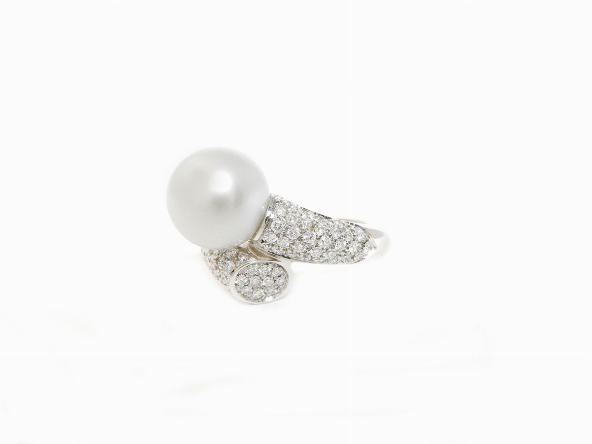 Anello in Oro Bianco con Diamanti e Perla Coltivata