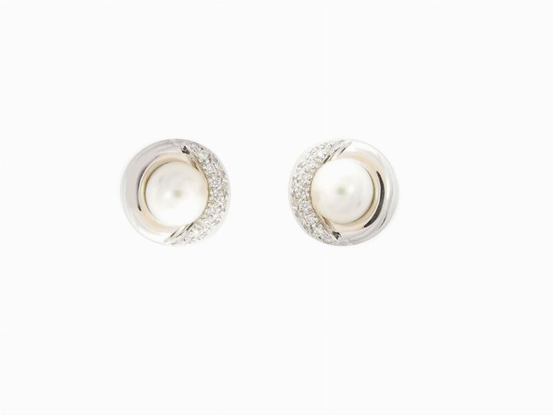 Orecchini in Oro Bianco con Diamanti e Perle Coltivate Akoya