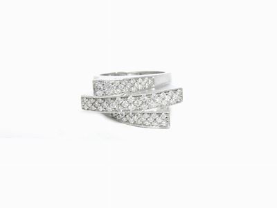 Anello a Fascia Arata in Platino con Diamanti