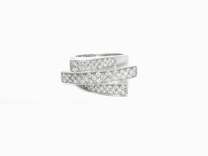 Anello a Fascia Arata in Platino con Diamanti