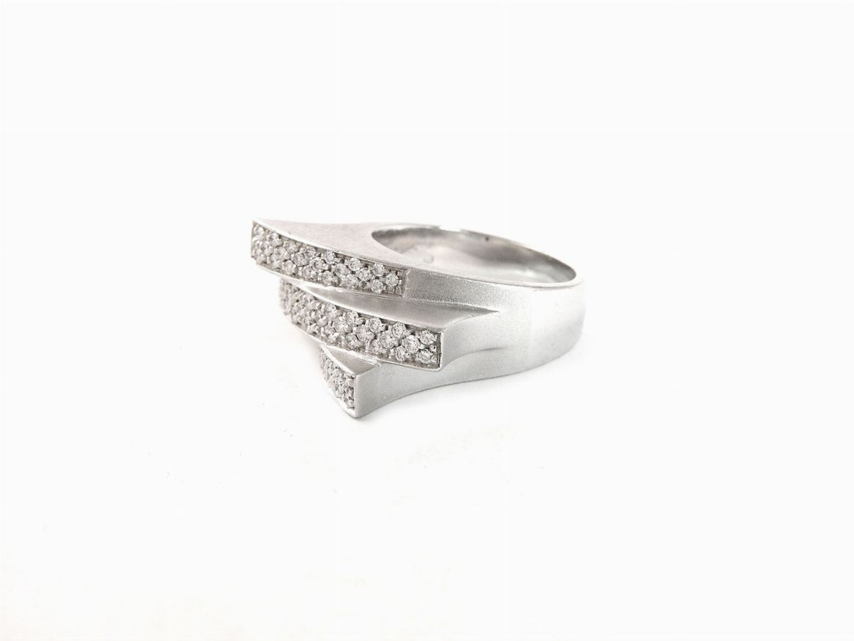 Anello a Fascia Arata in Platino con Diamanti