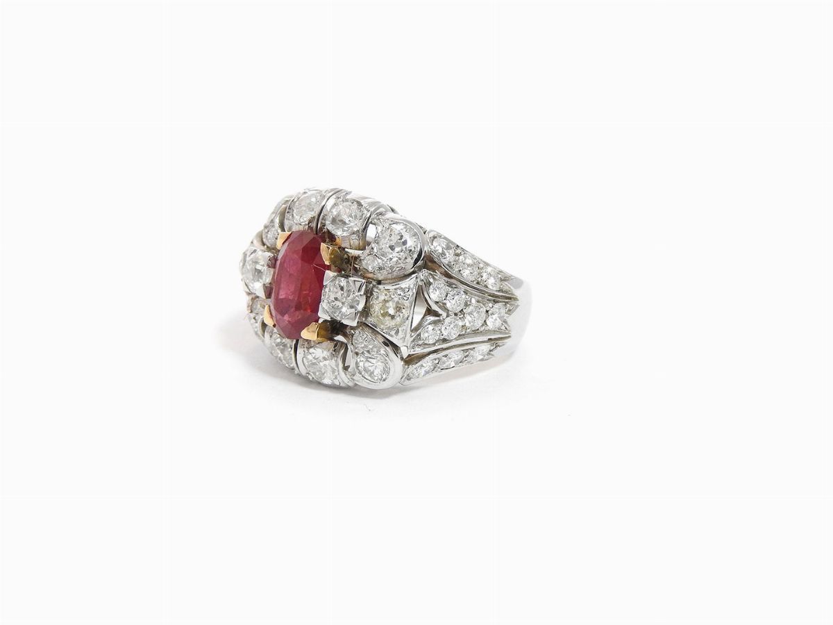 Anello a Fascia in Oro Bianco con Diamanti e Rubino