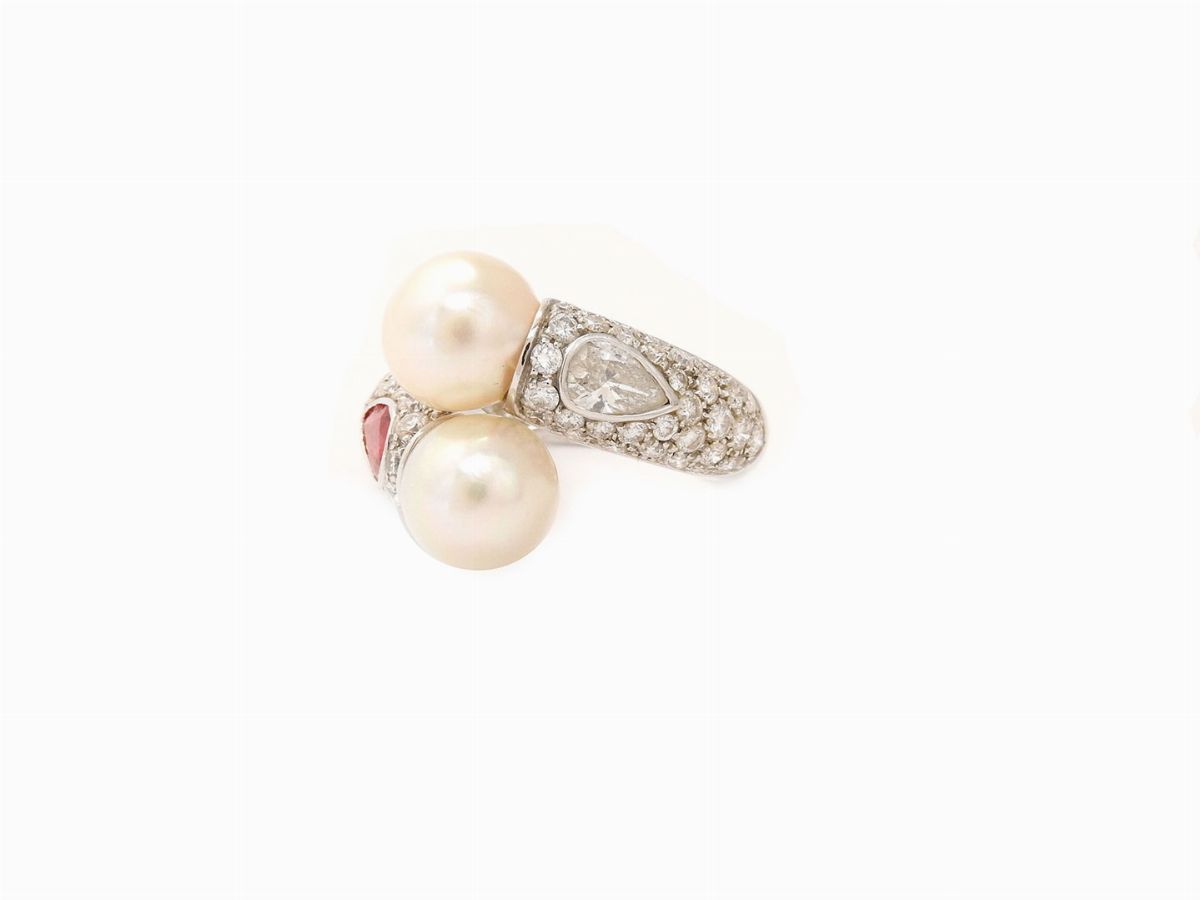 Anello in Oro Bianco con Diamanti, Rubino e Perle Coltivate Akoya