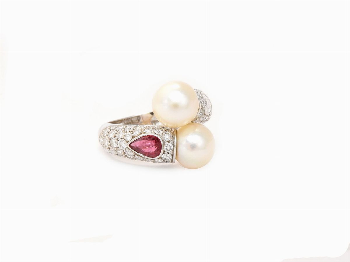 Anello in Oro Bianco con Diamanti, Rubino e Perle Coltivate Akoya