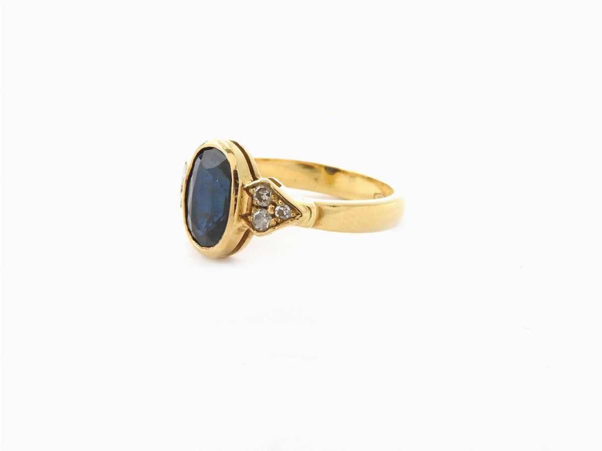 Anello in Oro Giallo con Diamanti e Zaffiro