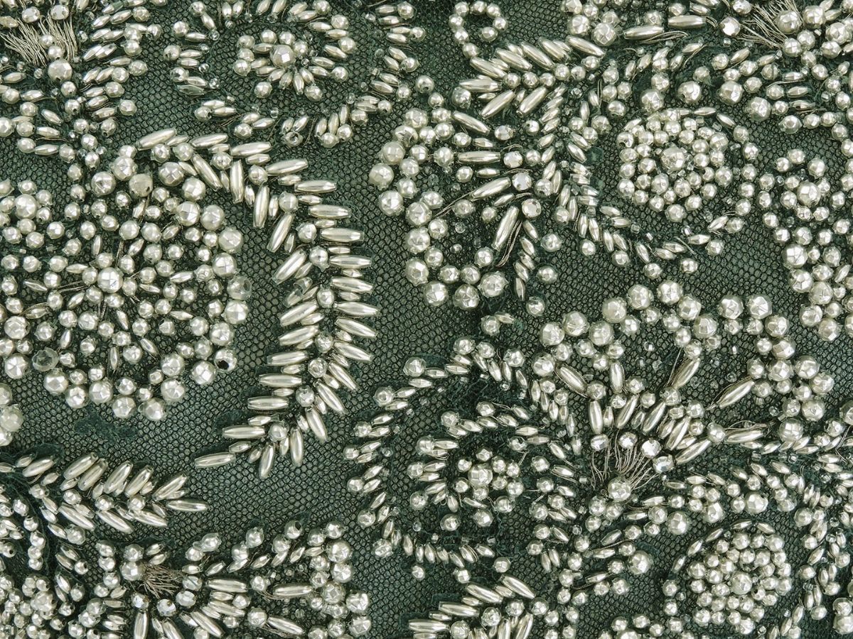 Abito Sartoriale in Tulle Verde Ricamato con Perline Argentate