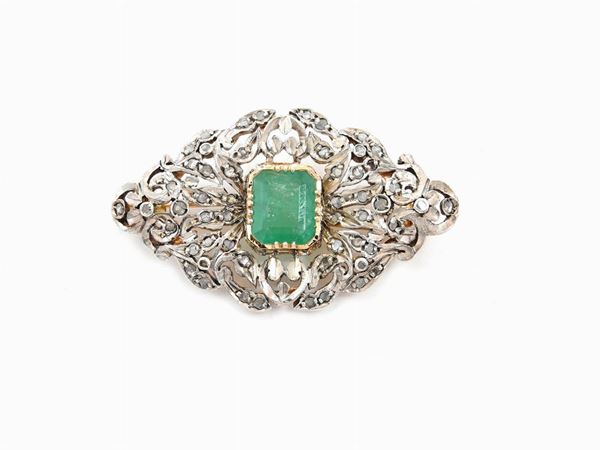 Yellow gold and silver brooch with diamonds and emerald