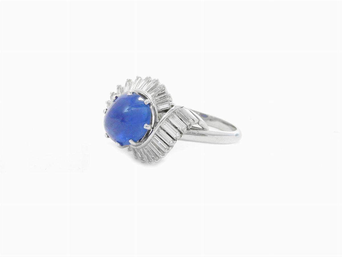 Anello in Platino con Diamanti e Zaffiro Birmano