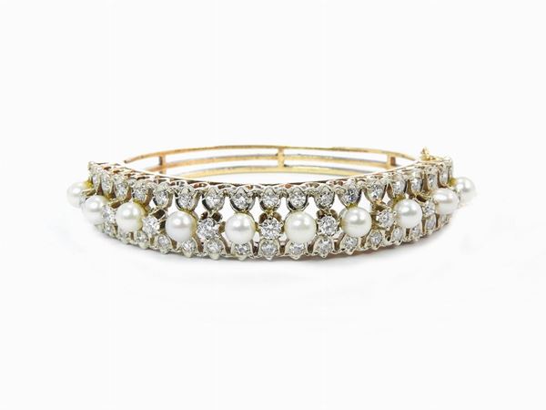 14Kt yellow gold rigid bracelet with diamonds and cultured pearls
