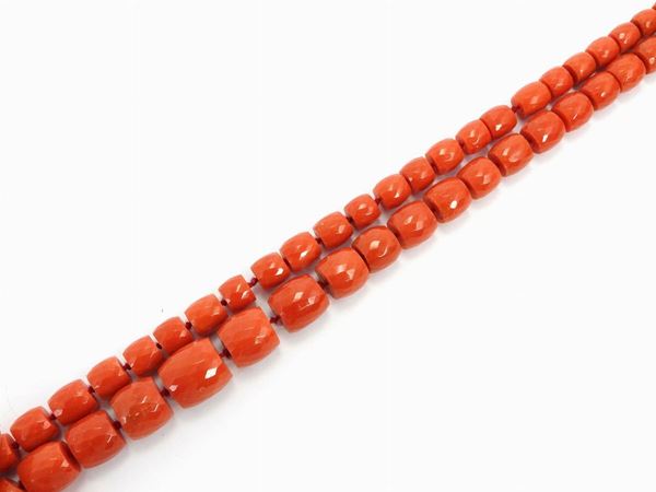 Red-orange coral graduated necklace with yellow gold and orange-red coral clasp