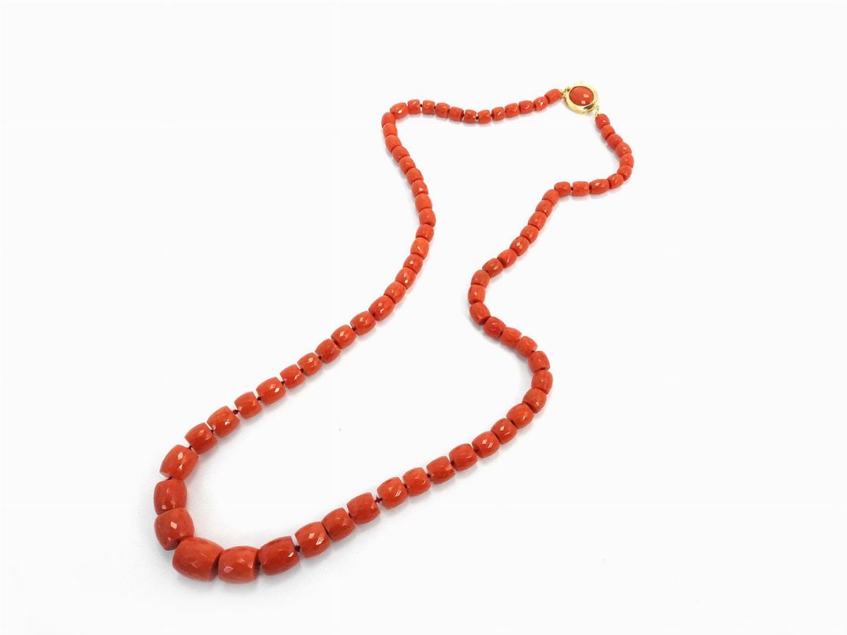 Collana a Scalare in Corallo Rosso Arancio con Fermezza in Oro Giallo e Corallo Rosso Arancio