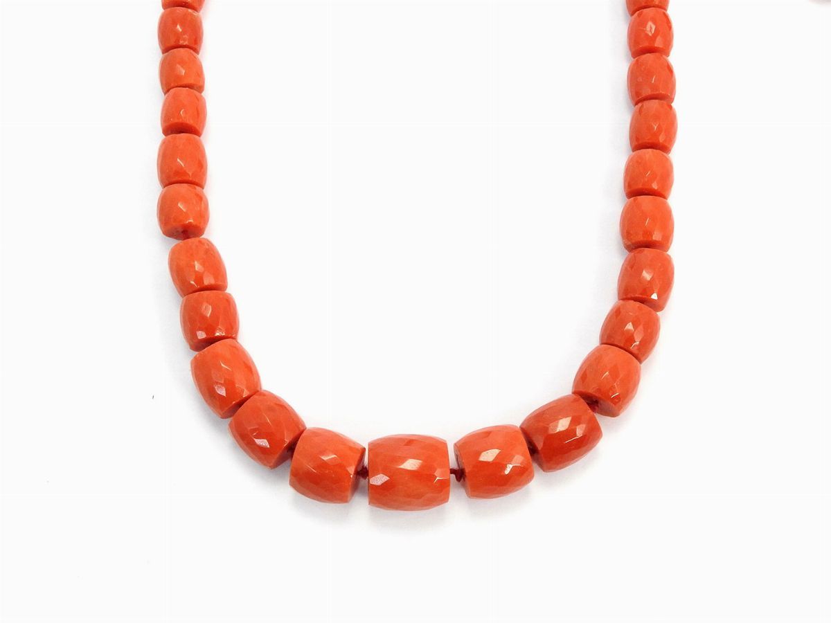 Collana a Scalare in Corallo Rosso Arancio con Fermezza in Oro Giallo e Corallo Rosso Arancio