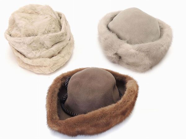 Tre cappelli in pelliccia e feltro  - Asta Fashion Vintage - Maison Bibelot - Casa d'Aste Firenze - Milano