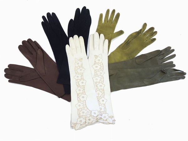Lot of gloves in leather, satin and suede