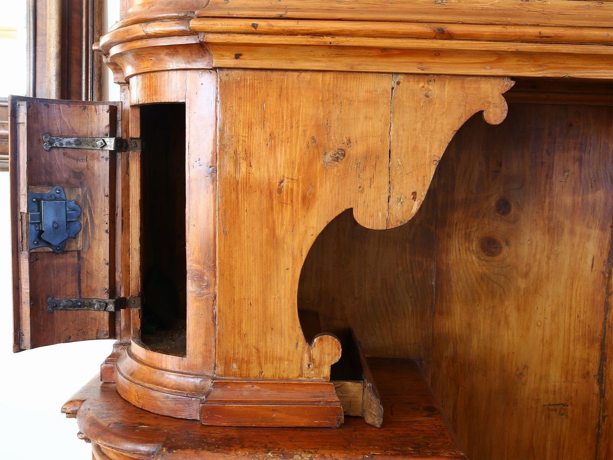 Credenza a Due Corpi in Abete