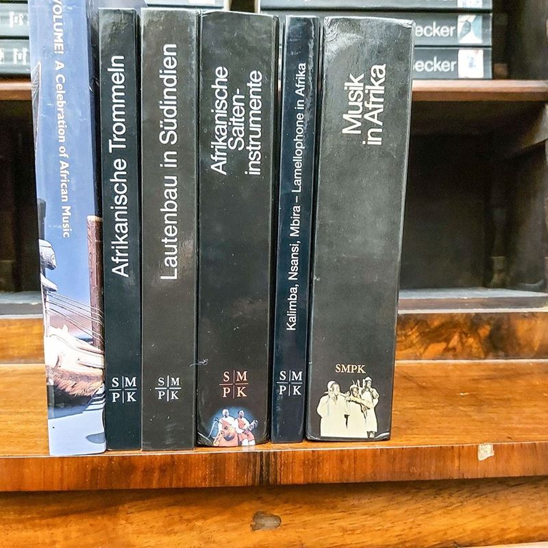 Lotto di Libri sulla Musica Etnica (africana/indiana)