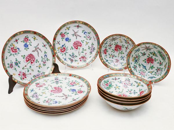 Polychrome porcelain dishes set
