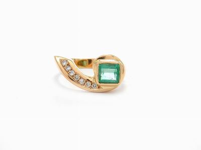 Anello in Oro Rosa con Diamanti e Smeraldo