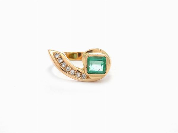 Pink gold ring with diamonds and emerald
