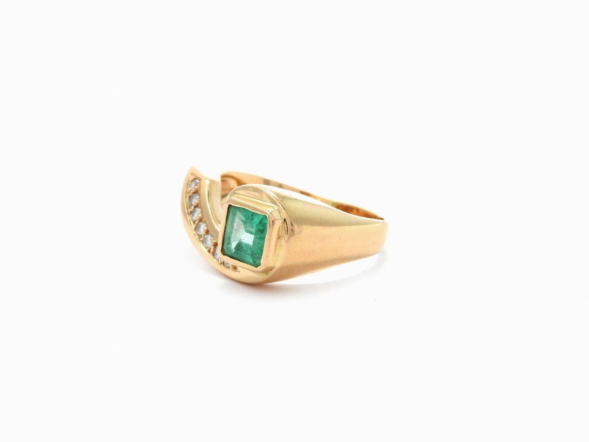 Anello in Oro Rosa con Diamanti e Smeraldo