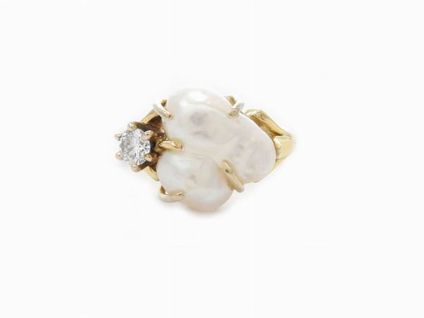 Yellow gold ring with diamond and baroque cultured pearl