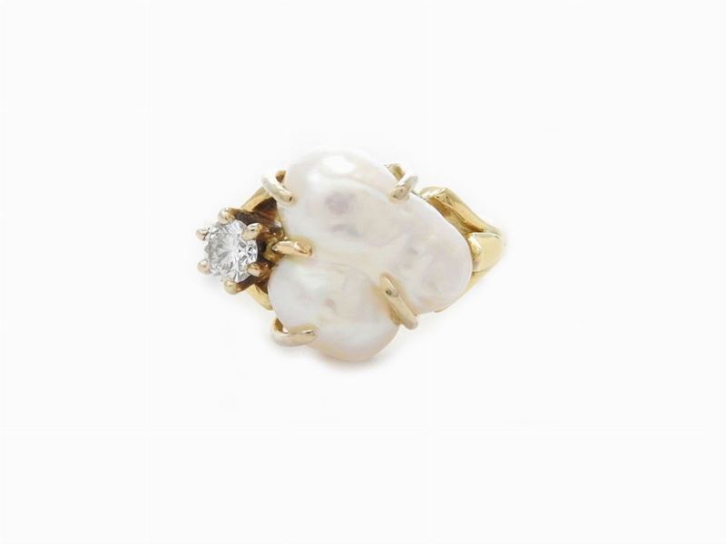 Anello in Oro Giallo con Diamante e Perla Coltivata Barocca