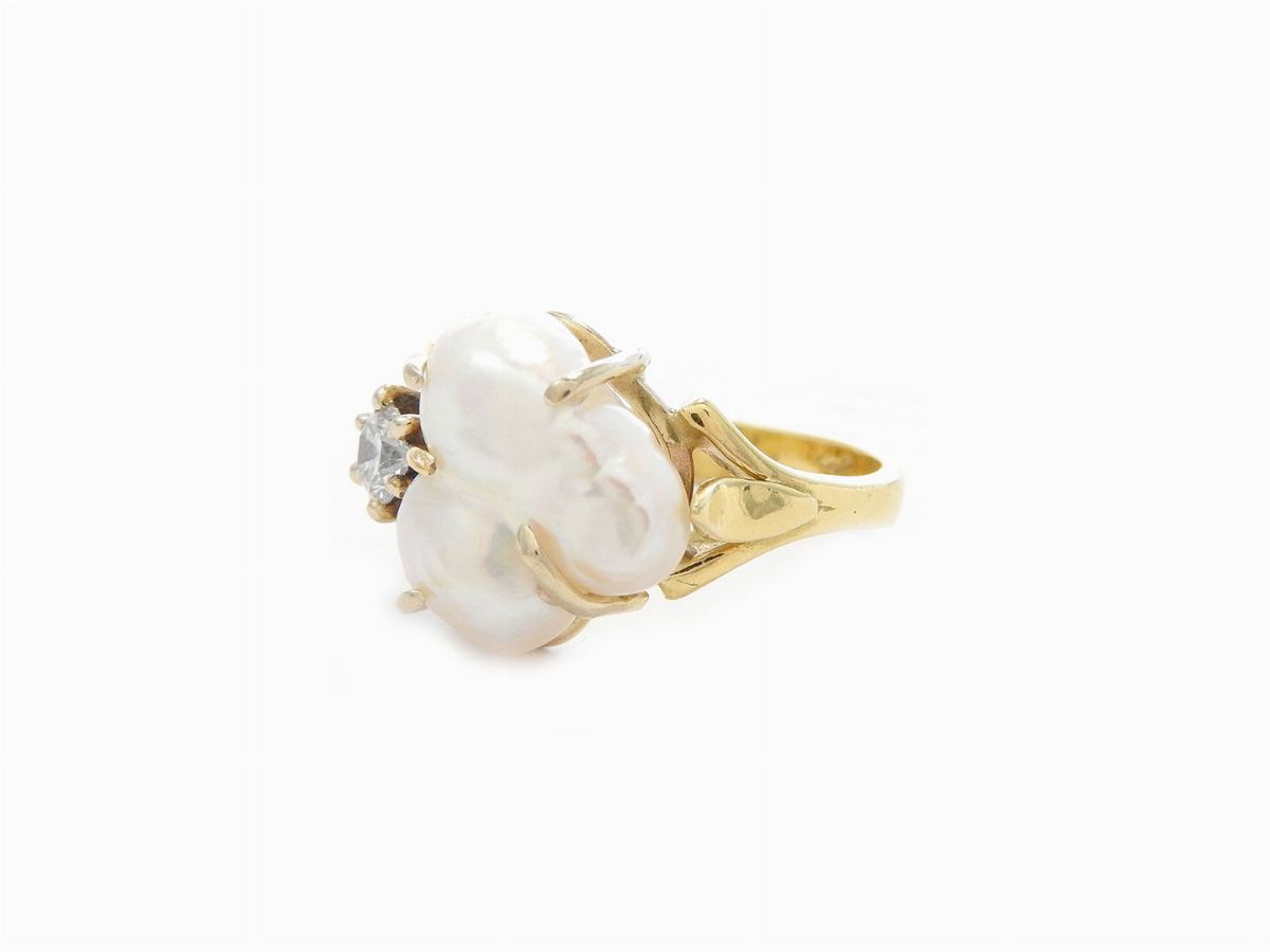 Anello in Oro Giallo con Diamante e Perla Coltivata Barocca