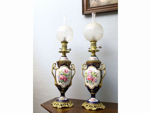 Pair of large oil lamps in polychrome porcelain  (second half of the 19th century)  - Auction Furniture and Paintings from a villa in Fiesole (FI) - Maison Bibelot - Casa d'Aste Firenze - Milano