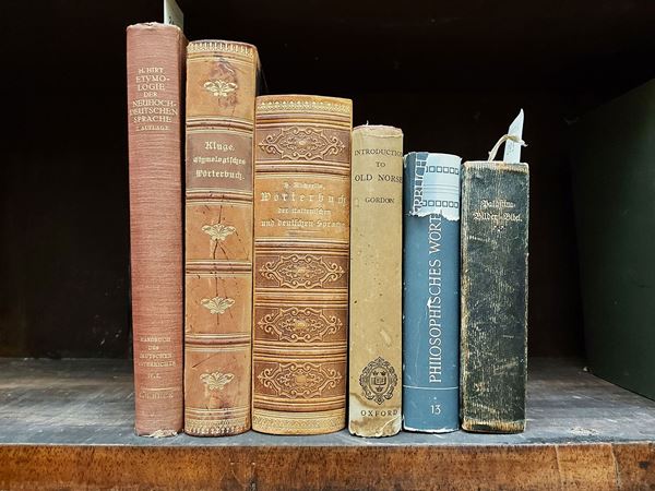 Miscellanea di libri d'epoca tra cui dizionari